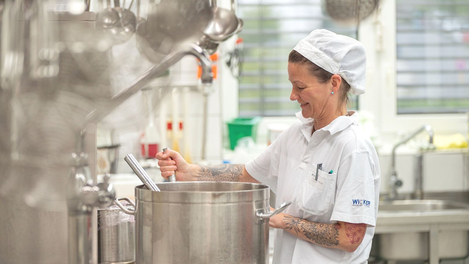 Köchin beim Kochen