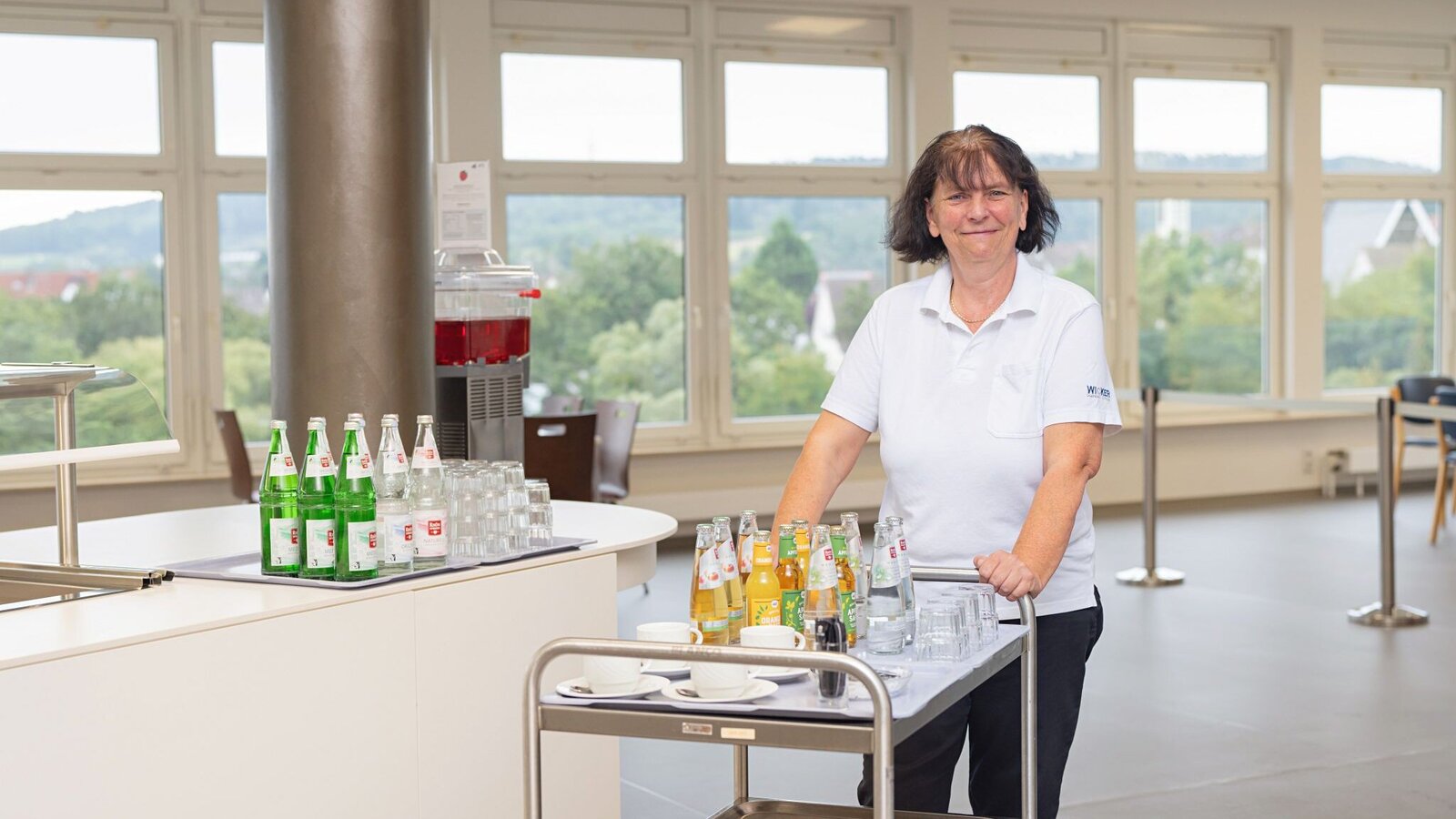 Servicekraft in der Cafeteria