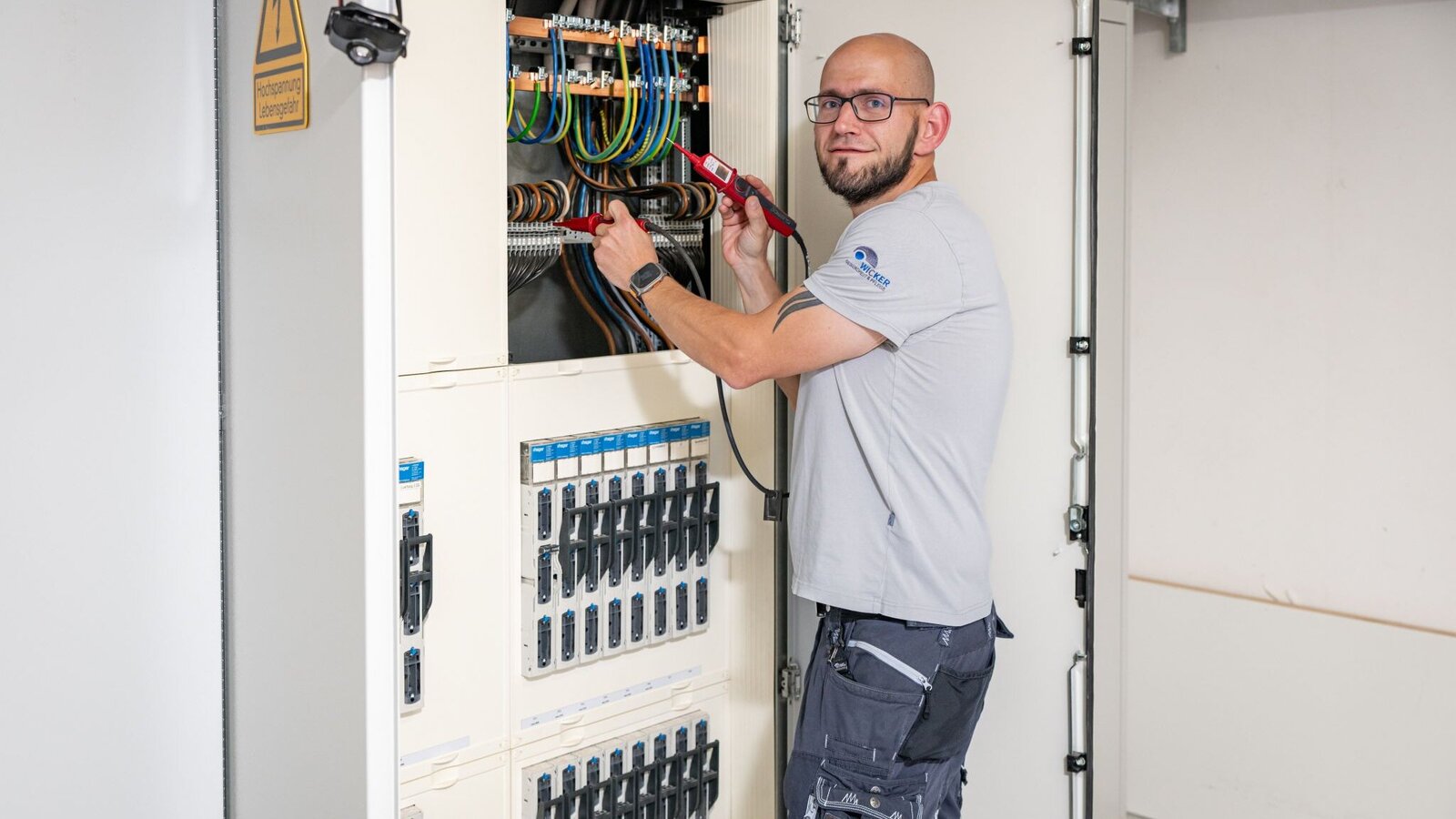 Haustechniker bei Elektroarbeiten